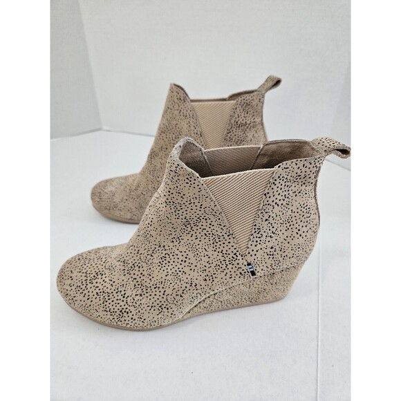 Shoes - Women's TOMS Desert Tan And Grey Pebble Suede Kelsey Wedge Bootie Size 10 NWOB